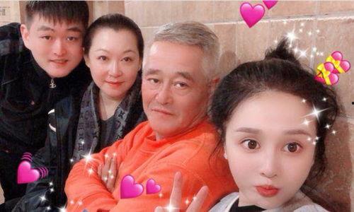 赵本山一家生活照,幸福时光尽收眼底